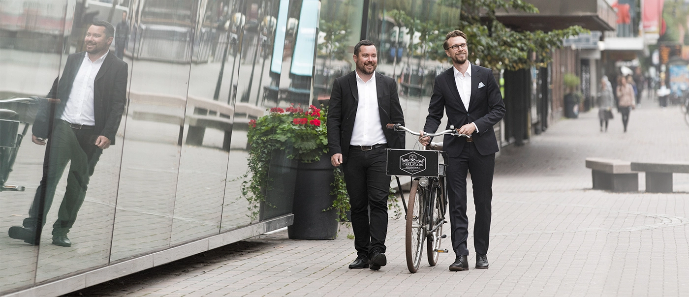 Carlstads advokatbyrå David och Karl med cykel