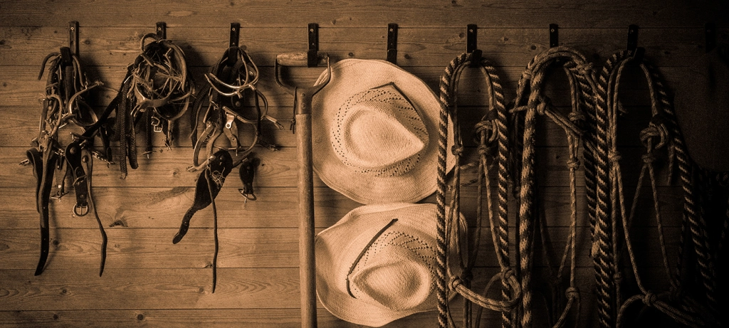 Ulvsby Ranch stallredskap på krokar