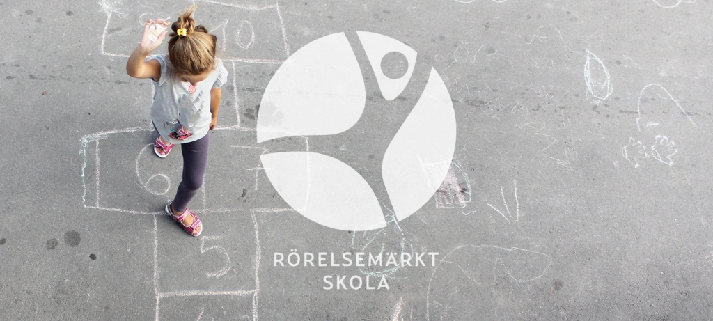 Rörelsemärkt skola logotyp vit på bild av flicka på skolgård