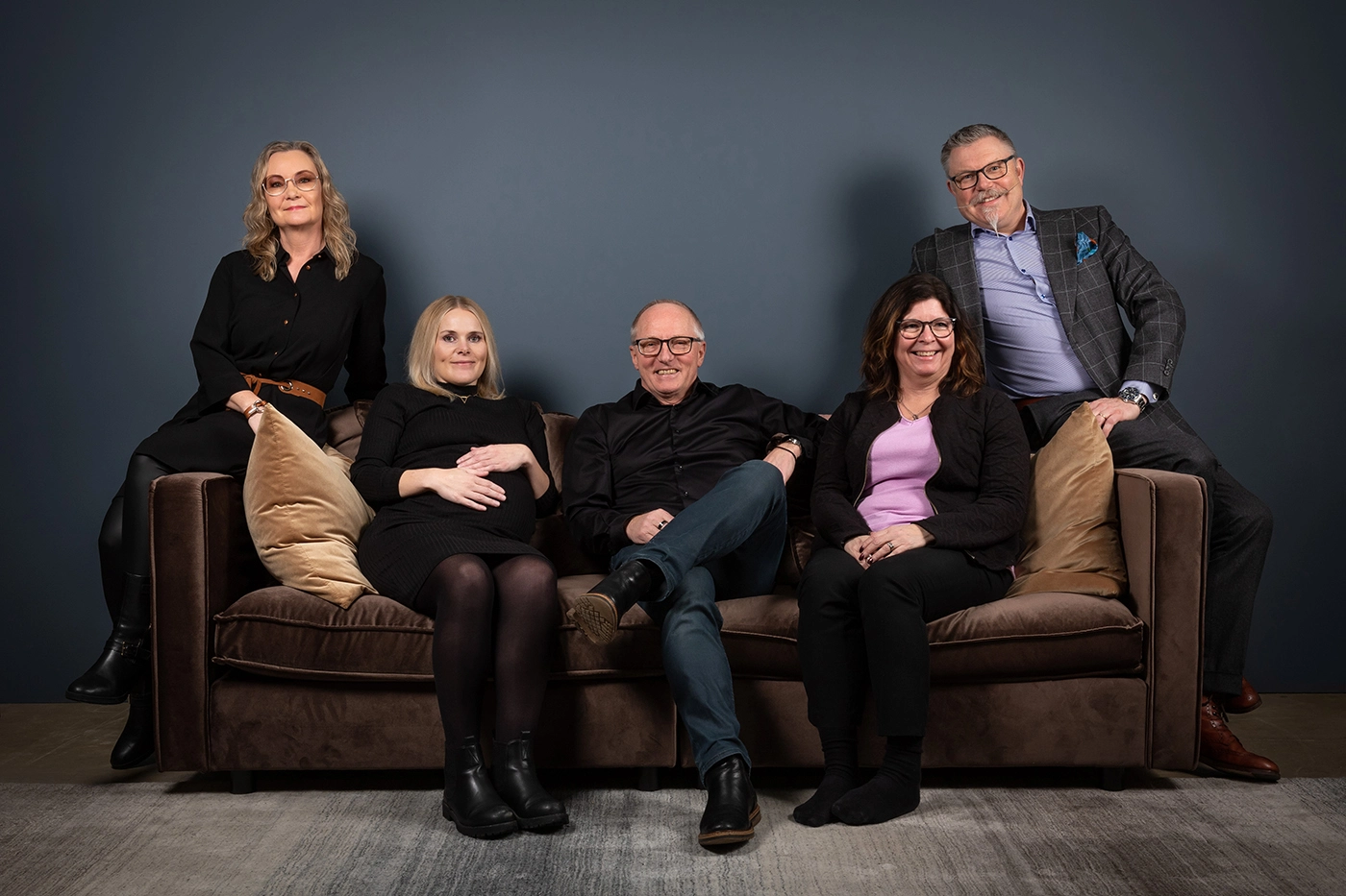 Anställda på Nfg. Gruppbild i soffa