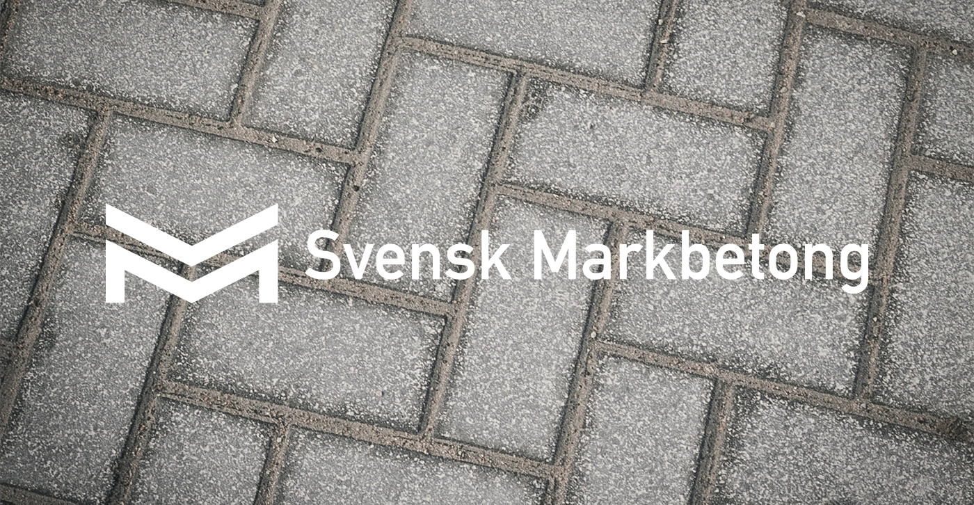 Vit logotyp Svensk Markbetong på bakgrund av marksten